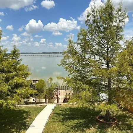 Lake Front Home, Around 15 Minutes Drive To At&T And Epic Water
